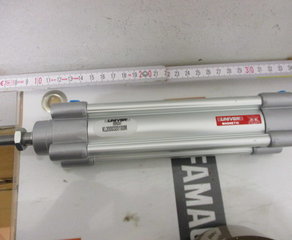Пневмоцилиндр 
Zylinder ISO 15552
Kolbenstange Verchromt D=32mm
Hub=100mm
Magnetausführung  Horter & Kalb